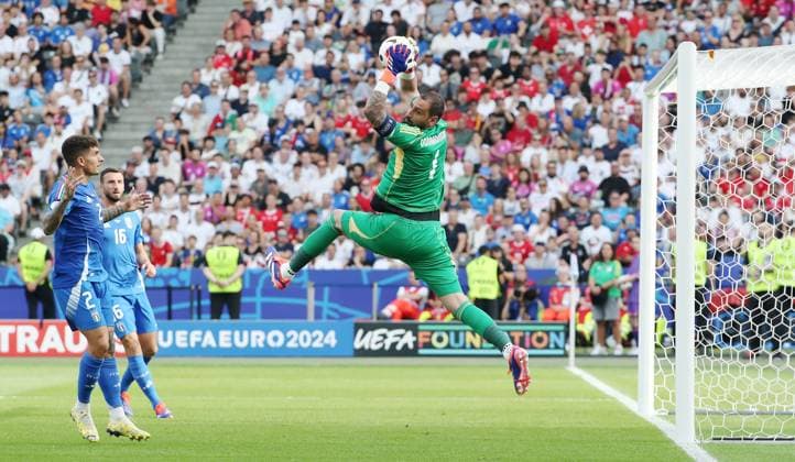 Giovanni Di Lorenzo, Bryan Cristante, goalkeeper Gianluigi Donnarumma catches the ball Match scene Action Sport Football Soccer European Championship Euro 2024 European Championship Men Season 2023 2024 29 06 2024 Switzerland SUI vs Italy ITA in Berlin DFL regulations prohibit any use of photographs as image sequences and or quasi video