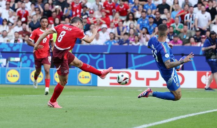 Remo Freuler scores the goal for 1 0, Gianluca Mancini duel Match scene Action Sport Football Soccer European Championship Euro 2024 European Championship Men Season 2023 2024 29 06 2024 Switzerland SUI vs Italy ITA in Berlin DFL regulations prohibit any use of photographs as image sequences and or quasi video