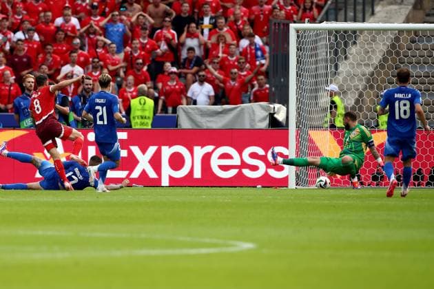 29 06 2024, xtgx, Football EM 2024 1 8 Final, Switzerland Italy emspor, v l Remo Freuler Switzerland scores the goal 1 0 Gianluigi Donnaruma Italy UEFA REGULATIONS PROHIBIT ANY USE OF PHOTOGRAPHS as IMAGE SEQUENCES and or QUASI VIDEO Berlin
