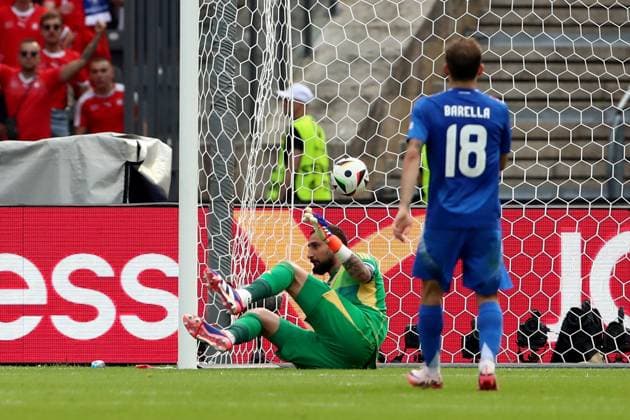 29 06 2024, xtgx, Football EM 2024 1 8 Final, Switzerland Italy emspor, v l Remo Freuler Switzerland scores the goal 1 0 Gianluigi Donnaruma Italy UEFA REGULATIONS PROHIBIT ANY USE OF PHOTOGRAPHS as IMAGE SEQUENCES and or QUASI VIDEO Berlin