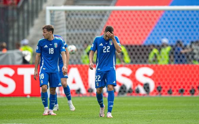 Football, men, season 2023 24, Euro 2024 round of 16 in Berlin, Switzerland Italy, f l Nicolo Barella Italy , Stephan El Shaarawy Italy , disappointment after conceding 1 0, 29 06 2024, Copyright: xSebastianxRäppold MatthiasxKochx