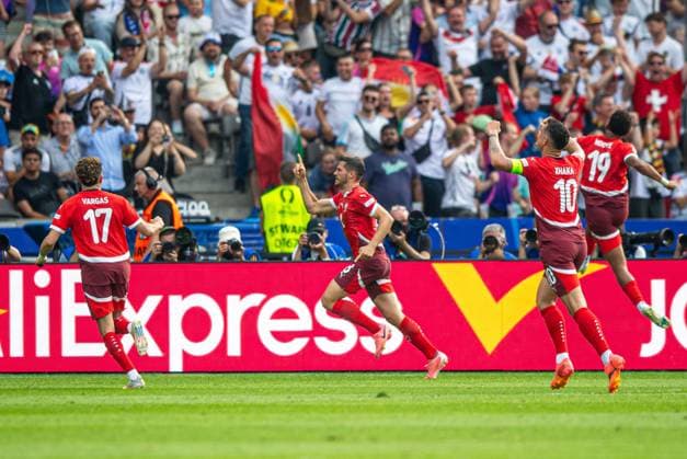 Football, men, season 2023 24, Euro 2024 round of 16 in Berlin, Switzerland Italy, f l Ruben Vargas Switzerland , Remo Freuler Switzerland , Granit Xhaka Switzerland , Dan Ndoye Switzerland , cheering after scoring 1 0, 29 06 2024, Copyright: xSebastianxRäppold MatthiasxKochx