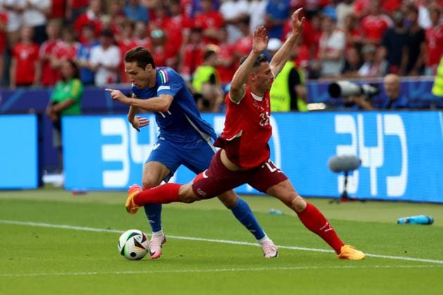 29 06 2024, xtgx, European Football Championship 2024 1 8 Final, Switzerland Italy emspor, v l Giacomo Raspadori Italy Fabian Schär Switzerland duel, action, action, battle for the ball UEFA REGULATIONS PROHIBIT ANY USE OF PHOTOGRAPHS as IMAGE SEQUENCES and or QUASI VIDEO Berlin