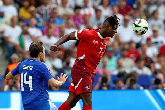 29 06 2024, xtgx, European Football Championship 2024 1 8 Final, Switzerland Italy emspor, v l Federico Chiesa Italy Breel Donald Embolo Switzerland duel, action, action, battle for the ball UEFA REGULATIONS PROHIBIT ANY USE OF PHOTOGRAPHS as IMAGE SEQUENCES and or QUASI VIDEO Berlin