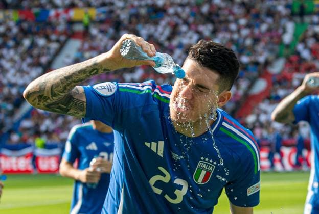 Football, men, 2023 24 season, Euro 2024 round of 16 in Berlin, Switzerland Italy, Alessandro Bastoni Italy splashes water on his face, 29 06 2024, Copyright: xSebastianxRäppold MatthiasxKochx