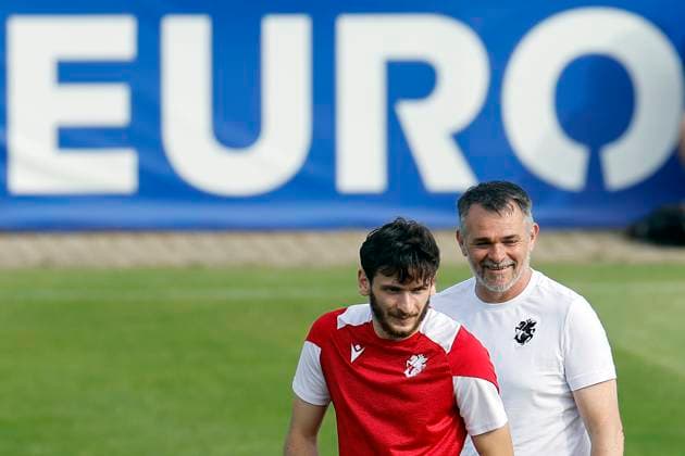 Georgia s head coach Willy Sagnol (R) and striker Khvicha Kvaratskhelia (L) during a training session in Velbert, Germany, 29 June 2024. The team prepares its Euro2024 round of 16 soccer game against Spain on next 30 June. Georgia s training session !ACHTUNG: NUR REDAKTIONELLE NUTZUNG!  Copyright: xALBERTOxESTEVEZx GRAF9487 20240629-55014013745_1