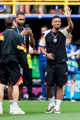 UEFA EURO 2024 Germany Denmark 29 06 2024 Benjamin Henrichs Germany, 20 waves during the pitch inspection UEFA EURO 2024 Germany Denmark BVB Stadion Dortmund, Dortmund on 29 06 2024 Copyright: xBEAUTIFULxSPORTS Wunderlx