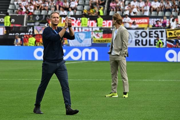 29 06 2024, xsltx, Football EM 2024 1 8 Final, Germany Denmark emspor, v l Coach Head Coach Kasper Hjulmand Denmark Denmark thanks the fans UEFA REGULATIONS PROHIBIT ANY USE OF PHOTOGRAPHS as IMAGE SEQUENCES and or QUASI VIDEO Dortmund