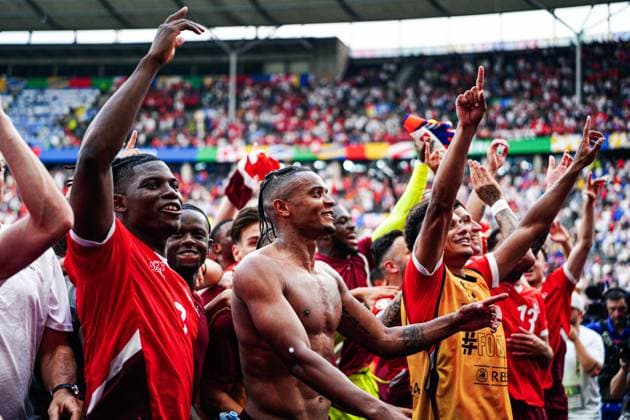 Switzerland celebrates with the fans after the end of the match GER, Switzerland vs Italy, European Football Championship, UEFA Euro 2024, Round of 16, 29 06 2024 GER, Switzerland vs Italy, European Football Championship, UEFA Euro 2024, Round of 16, 29 06 2024 Berlin Copyright: xEibner-Pressefoto MarcelxvonxFehrnx EP_MFN