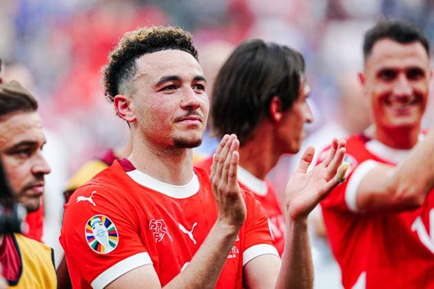 Ruben Vargas Switzerland, 17 celebrates with the fans after winning the match GER, Switzerland vs Italy, European Football Championship, UEFA Euro 2024, Round of 16, 29 06 2024 GER, Switzerland vs Italy, European Football Championship, UEFA Euro 2024, Round of 16, 29 06 2024 Berlin Copyright: xEibner-Pressefoto MarcelxvonxFehrnx EP_MFN
