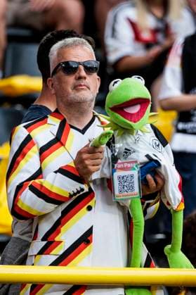 UEFA EURO 2024 Germany Denmark 29 06 2024 A Germany fan with Kermit as a hand puppet UEFA EURO 2024 Germany Denmark BVB Stadium Dortmund, Dortmund on 29 06 2024 Copyright: xBEAUTIFULxSPORTS Wunderlx
