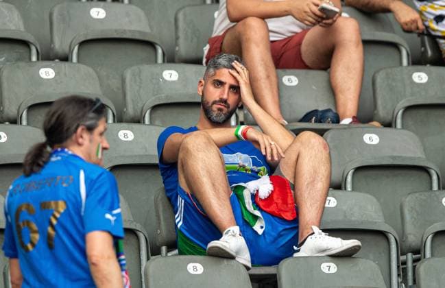 Soccer, men, season 2023 24, Euro 2024 round of 16 in Berlin, Switzerland Italy, fans of Italy, disappointment after final whistle, 29 06 2024, Copyright: xSebastianxRäppold MatthiasxKochx