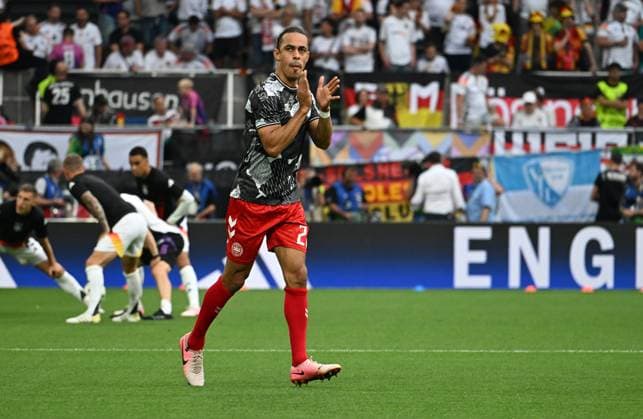 29 06 2024, xsltx, Football EM 2024 1 8 Final, Germany Denmark emspor, v l Yussuf Yurary Poulsen Denmark Denmark Daenemark thanks the fans DFL DFB REGULATIONS PROHIBIT ANY USE OF PHOTOGRAPHS as IMAGE SEQUENCES and or QUASI VIDEO Dortmund