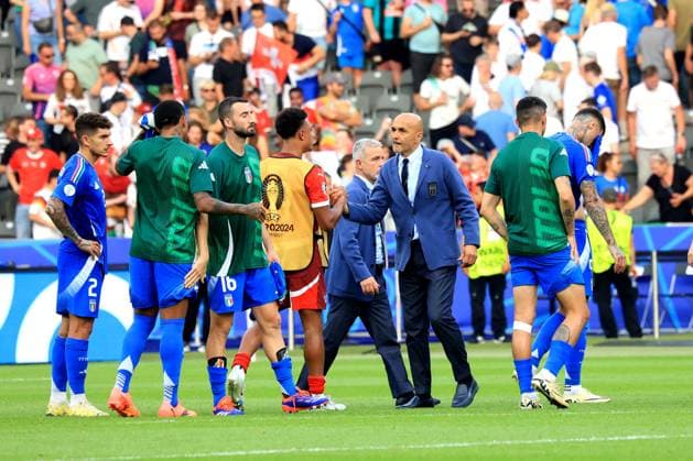 DEU, FIFA, EM 2024, SUI vs ITA, 29 06 2024, Berliner Olympiastadion, Berlin, DEU, FIFA, EM 2024, SUI vs ITA, in the picture Coach Luciano Spalletti ITA , Italy player circle Photo Juergen Engler nordphoto GmbH nordphotoxGmbHx xEngler nph00076