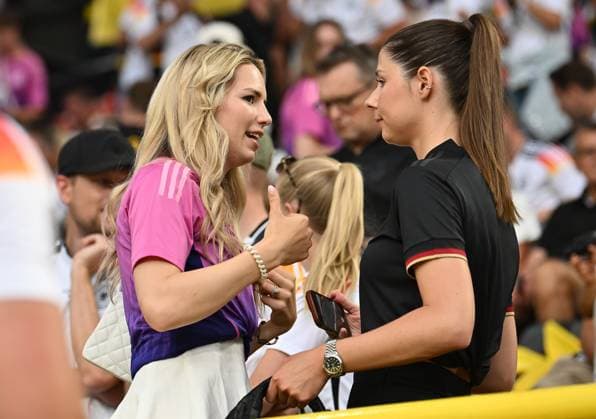 29.06.2024, xscotx, Fussball EM 2024 Achtelfinale, Deutschland - Dänemark, emspor, v.l. Anika Bissel, die Frau von Torwart Manuel Neuer, Lina Kimmich , die Frau von Joshua Kimmich Dortmund *** 29 06 2024, xscotx, Football EM 2024 round of 16, Germany Denmark, emspor, f l Anika Bissel, the wife of goalkeeper Manuel Neuer, Lina Kimmich , the wife of Joshua Kimmich Dortmund