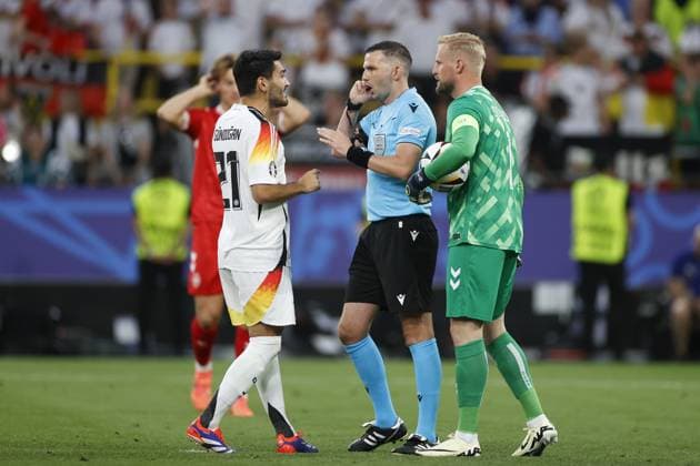 DORTMUND, BVB Stadium, 29-06-2024 , European Football Championship Euro2024, Round of 16 match no.37 between Germany and Denmark. (L-R) Germany player Ilkay GUndoGan, referee Michael Oliver (ENG) ,Denmark goalkeeper Kasper Schmeichel goal Germany not awarded Germany - Denmark (Euro2024)  x25630856x Copyright: