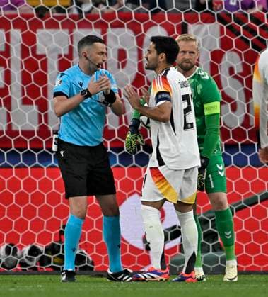 29 06 2024, Football UEFA EURO 2024, Round of 16, Germany Denmark, in the BVB Arena Dortmund, Ilkay Gündogan Germany discusses with Michael Oliver England