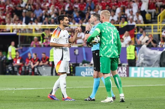 Sport, Football, UEFA EURO 2024 Round of 16 Germany Denmark 29 06 2024, BVB Stadium Dortmund Ilkay Gündogan Germany, 21 Michael Oliver Referee Kasper Schmeichel Denmark, 1 Dortmund BVB Stadium Dortmund North Rhine-Westphalia Germany
