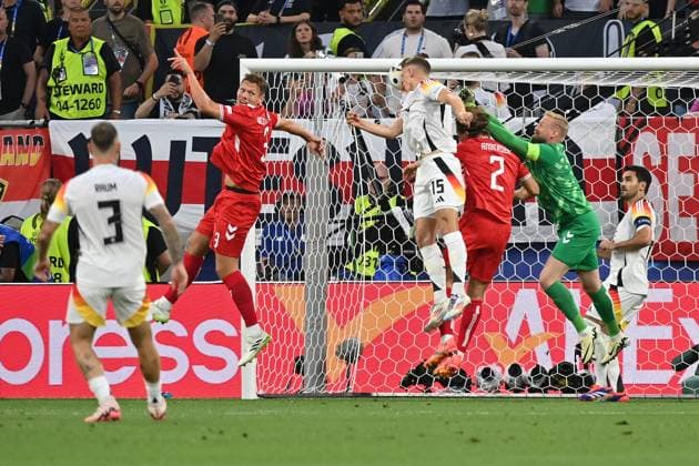 29 06 2024, xjrdrx, Football EM 2024 1 8 Final, Germany Denmark emspor, v l Nico Schlotterbeck Deutsche Fussball Nationalmanschaft DFB das vemeintliche Tor zum 1 0 Kasper Schmeichel Dänemark Daenemark UEFA REGULATIONS PROHIBIT ANY USE OF PHOTOGRAPHS as IMAGE SEQUENCES and or QUASI VIDEO Dortmund