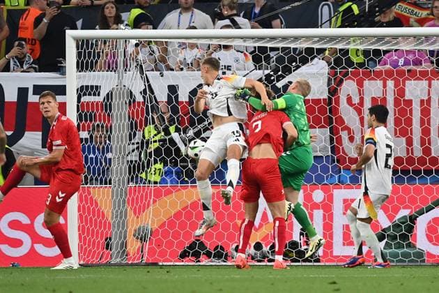 29 06 2024, xjrdrx, Football EM 2024 1 8 Final, Germany Denmark emspor, v l Nico Schlotterbeck Deutsche Fussball Nationalmanschaft DFB das vemeintliche Tor zum 1 0 Kasper Schmeichel Dänemark Daenemark UEFA REGULATIONS PROHIBIT ANY USE OF PHOTOGRAPHS as IMAGE SEQUENCES and or QUASI VIDEO Dortmund