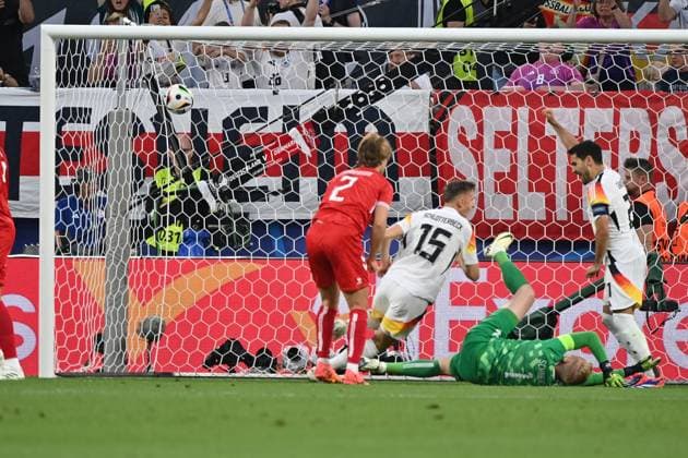 29 06 2024, xjrdrx, Football EM 2024 1 8 Final, Germany Denmark emspor, v l Nico Schlotterbeck Deutsche Fussball Nationalmanschaft DFB das vemeintliche Tor zum 1 0 Kasper Schmeichel Dänemark Daenemark UEFA REGULATIONS PROHIBIT ANY USE OF PHOTOGRAPHS as IMAGE SEQUENCES and or QUASI VIDEO Dortmund