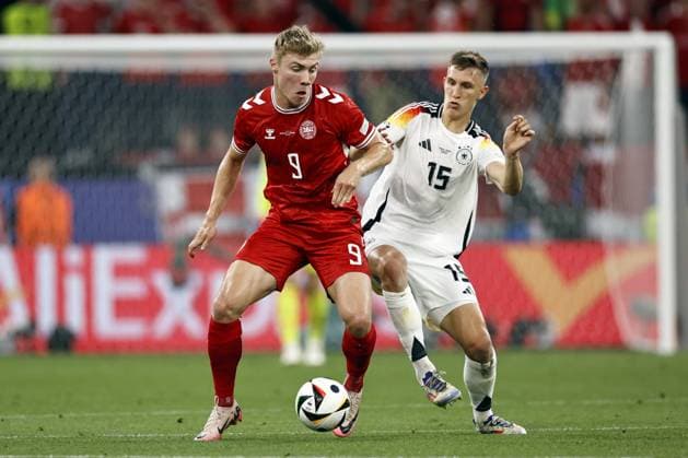 Dortmund - (l-r) Rasmus Hojlund of Denmark, Nico Schlotterbeck of Germany during the UEFA EURO, EM, Europameisterschaft,Fussball 2024 round of 16 match between Germany and Denmark at BVB Stadium Dortmund on June 29, 2024 in Dortmund, Germany. ANP Hollandse Hoogte MAURICE VAN STEEN UEFA EURO 2024 2024 xVIxANPxSportx xVanxSteenxFotografiexIVx 502361820 originalFilename: 502361820.jpg