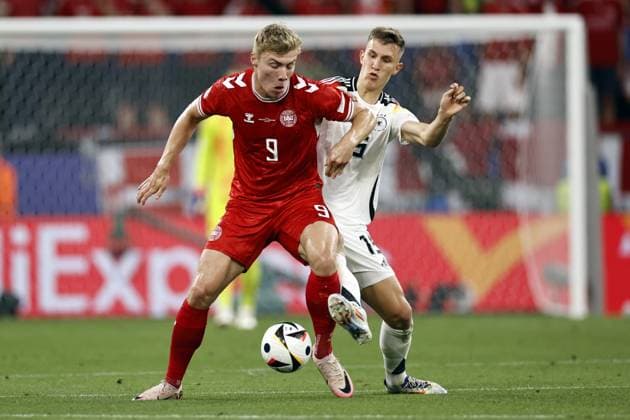 Dortmund - (l-r) Rasmus Hojlund of Denmark, Nico Schlotterbeck of Germany during the UEFA EURO, EM, Europameisterschaft,Fussball 2024 round of 16 match between Germany and Denmark at BVB Stadium Dortmund on June 29, 2024 in Dortmund, Germany. ANP Hollandse Hoogte MAURICE VAN STEEN UEFA EURO 2024 2024 xVIxANPxSportx xVanxSteenxFotografiexIVx 502361862 originalFilename: 502361862.jpg