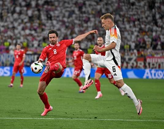 29 06 2024, Football UEFA EURO 2024, Round of 16, Germany Denmark, in the BVB Arena Dortmund, v l Thomas Delaney Denmark vs Josua Kimmich Germany
