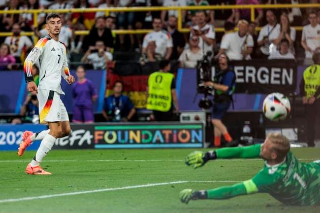UEFA EURO 2024 Germany Denmark 29 06 2024 Kasper Schmeichel Denmark, 1 holds Kai Havertz Germanys shot, 7 UEFA EURO 2024 Germany Denmark BVB Stadion Dortmund, Dortmund on 29 06 2024 Copyright: xBEAUTIFULxSPORTS Wunderlx