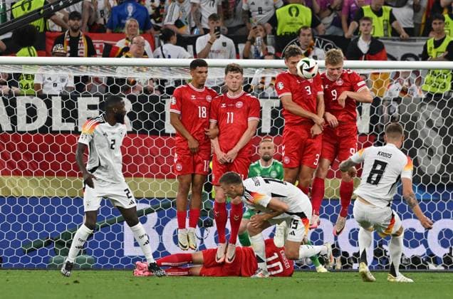 29 06 2024, xsltx, Football EM 2024 1 8 Final, Germany Denmark emspor, v l Toni Kroos Deutsche Fussball Nationalmannschaft DFB freistoss DFL DFB REGULATIONS PROHIBIT ANY USE OF PHOTOGRAPHS as IMAGE SEQUENCES and or QUASI VIDEO Dortmund