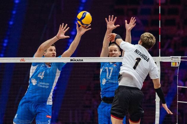 Slovenia - Japan 29.06.2024 Lodz, Poland, men s Volleyball Nations League, final round semifinals , game ( match ) Slovenia - Japan ; image shows: Jan Kozamernik , Tine Urnaut (C) Yuji Nishida (R) photo Katarzyna Plewczynska Fotostyk Copyright: xFotostykxPhotoxAgencyx 20240629FCTKP2109