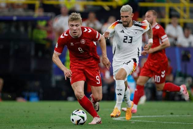 Germany v Denmark: Round of 16 - UEFA EURO, EM, Europameisterschaft,Fussball 2024 Rasmus Hojlund of Denmark on the ball chased by Robert Andrich of Germany during the UEFA EURO 2024 round of 16 match between Germany and Denmark at Football Stadium Dortmund on June 29, 2024 in Dortmund, Germany. Dortmund Football Stadium Dortmund Germany Germany Copyright: xRichardxSellers Sportsphoto APLx 14043117