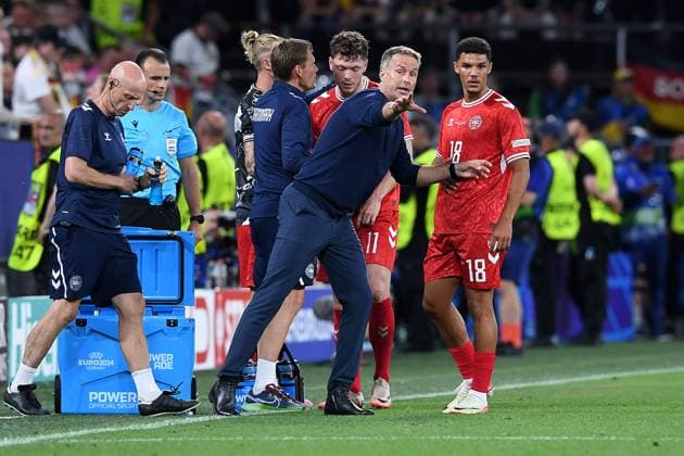 Soccer UEFA EURO 2024 Round of 16 Germany Denmark on 29 06 2024 at BVB Stadion Dortmund in Dortmund Kasper Hjulmand coach head coach Denmark , left Alexander Bah Denmark , right xRx