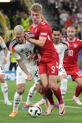 One-on-one Rasmus Hojlund Denmark, Denmark, 09 vs Robert Andrich Germany Germany, 23 Dortmund 29 06 2024 Germany vs Denmark, EURO2024 M37, Round of 16, European Championship Arena Dortmund