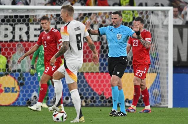 29 06 2024, xsltx, European Football Championship 2024 1 8 Final, Germany Denmark emspor, v l Referee Michael Oliver ENG interrupts the match DFL DFB REGULATIONS PROHIBIT ANY USE OF PHOTOGRAPHS as IMAGE SEQUENCES and or QUASI VIDEO Dortmund