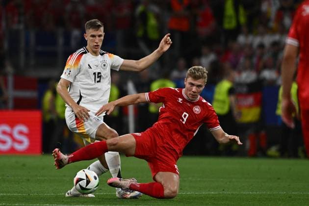 29 06 2024, xpsx, Football EM 2024 1 8 Final, Germany Denmark emspor, v l Nico Schlotterbeck Deutsche Fussball Nationalmanschaft DFB Rasmus Winther Hojlund Denmark Daenemark Zweikampf, Aktion, action, battle for the ball DFL DFB REGULATIONS PROHIBIT ANY USE OF PHOTOGRAPHS as IMAGE SEQUENCES and or QUASI VIDEO Dortmund