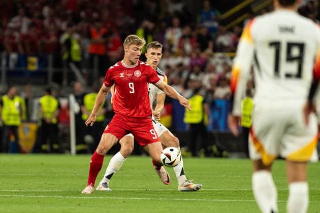 GER, Euro 2024, round of sixteen, Germany Germany, GER vs Denmark Denmark, DNK 29 06 2024, Signal Iduna Park BVB Stadion Dortmund , Dortmund, GER, Euro 2024, round of sixteen, Germany Germany Germany, GER vs Denmark Denmark, DNK In the picture duel between Rasmus Höjlund Hoejlund Denmark Denmark Denmark DNK, 9 and Nico Schlotterbeck Germany Germany GER, 15 nordphotoxGmbHxx xChristianxSchulze nph000300