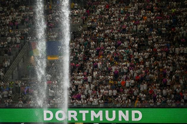 GER, EURO 2024, Round of 16, Germany GER vs Denmark DEN 29 06 2024, BVB Stadium Dortmund, Dortmund, GER, EURO 2024, Round of 16, Germany GER vs Denmark DEN In the picture The match was interrupted by referee Michael Oliver Referee, ENG due to downpour-like thunderstorms Rain Downpour nordphotoxGmbHxx xDenkinger nph00015