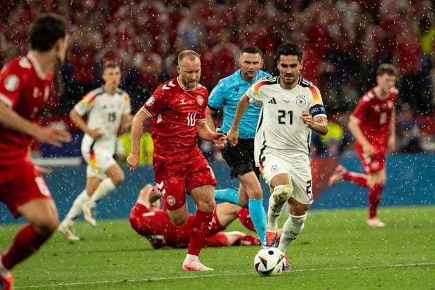 GER, Euro 2024, round of sixteen, Germany Germany, GER vs Denmark Denmark, DNK 29 06 2024, Signal Iduna Park BVB Stadion Dortmund , Dortmund, GER, Euro 2024, round of sixteen, Germany Germany Germany, GER vs Denmark Denmark, DNK In the picture duel between Ilkay Gündogan Guendogan Germany Germany GER, 21 and Christian Eriksen Denmark Denmark DNK, 10 in the rain nordphotoxGmbHxx xChristianxSchulze nph000300