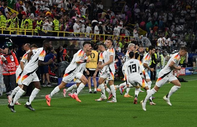 29 06 2024, xsltx, Football EM 2024 1 8 Final, Germany Denmark emspor, v l Warmup after the interruption DFL DFB REGULATIONS PROHIBIT ANY USE OF PHOTOGRAPHS as IMAGE SEQUENCES and or QUASI VIDEO Dortmund