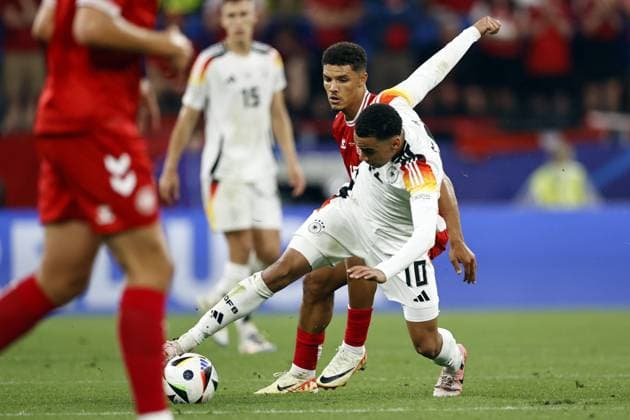 Dortmund - (l-r) Jamal Musiala of Germany, Alexander Bah of Denmark during the UEFA EURO, EM, Europameisterschaft,Fussball 2024 round of 16 match between Germany and Denmark at BVB Stadium Dortmund on June 29, 2024 in Dortmund, Germany. ANP Hollandse Hoogte MAURICE VAN STEEN UEFA EURO 2024 2024 xVIxANPxSportx xVanxSteenxFotografiexIVx 502366134 originalFilename: 502366134.jpg