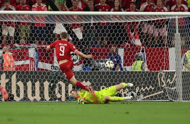 29 06 2024, European Football Championship, UEFA EURO 2024, Germany Denmark, round of 16, BVB Stadion Dortmund, v l , scoring chance by Rasmus Winther Hojlund, goalkeeper Manuel Neuer Germany beaten on the ground Copyright: HMBxMedia
