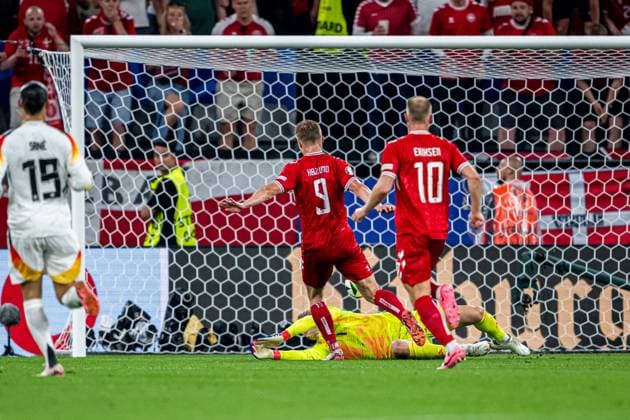 240629 Rasmus Hojlund of Denmark and goalkeeper Manuel Neuer of Germany during the UEFA Euro 2024 Football Championship round of 16 match between Germany and Denmark on June 29, 2024 in Dortmund Photo Jesper Zerman BILDBYRAN kod JZ JZ0545 fotboll football soccer fotball fotballs em europamästerskap em uefa euro uefa european football championship euro 2024 tyskland germany danmark denmark bbeng  Copyright: JESPERxZERMAN BB240629JZ074