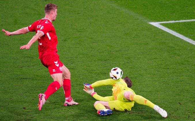 Rasmus Hojlund of Denmark has his shot saved by Manuel Neuer of Germany one on one Germany v Denmark, UEFA European Championship, EM, Europameisterschaft 2024, Round of 16, Football, BVB Stadion, Dortmund, Germany - 29 Jun 2024 EDITORIAL USE ONLY No use with unauthorised audio, video, data, fixture lists, club league logos or live services. Online in-match use limited to 120 images, no video emulation. No use in betting, games or single club league player publications. Copyright: xDavexShopland Shutterstockx 14562067g