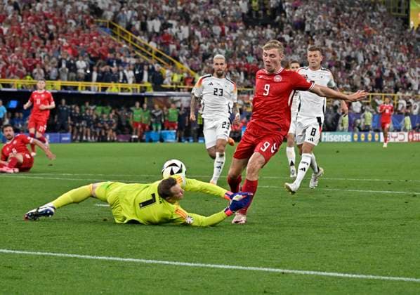 29 06 2024, Football UEFA EURO 2024, Round of 16, Germany Denmark, in the BVB Arena Dortmund, Rasmus Höjlund Denmark fails to score against goalkeeper Manuel Neuer Germany