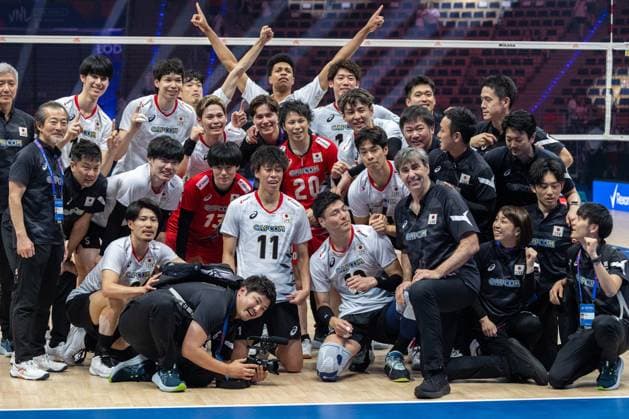 Slovenia - Japan 29.06.2024 Lodz, Poland, men s Volleyball Nations League, final round semifinals , game ( match ) Slovenia - Japan ; image shows: tean Japan win the game , group photo, photo Katarzyna Plewczynska Fotostyk Copyright: xFotostykxPhotoxAgencyx 20240629FCTKP2304