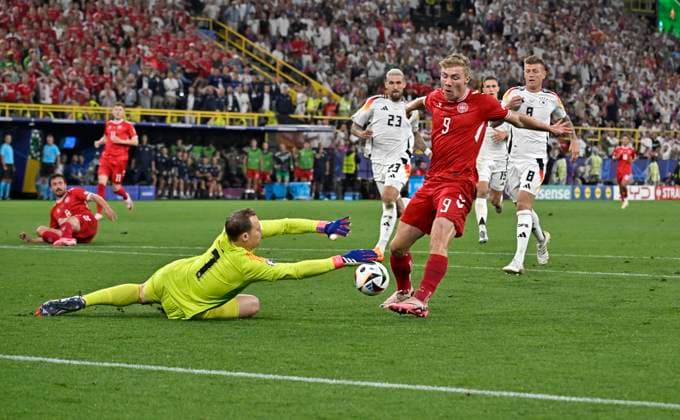 29 06 2024, Football UEFA EURO 2024, Round of 16, Germany Denmark, in the BVB Arena Dortmund, Rasmus Höjlund Denmark fails to score against goalkeeper Manuel Neuer Germany