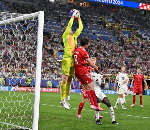 29 06 2024, Football UEFA EURO 2024, Round of 16, Germany Denmark, in the BVB Arena Dortmund, Thomas Delaney Denmark fails to score against goalkeeper Manuel Neuer Germany