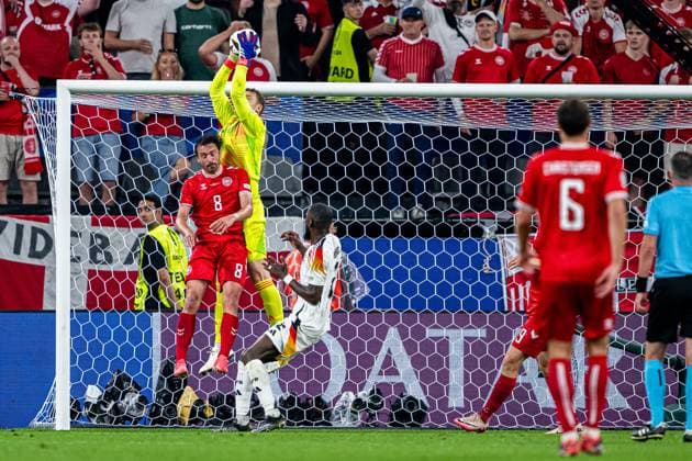 240629 Thomas Delaney of Denmark and goalkeeper Manuel Neuer of Germany during the UEFA Euro 2024 Football Championship round of 16 match between Germany and Denmark on June 29, 2024 in Dortmund Photo Jesper Zerman BILDBYRAN kod JZ JZ0545 fotboll football soccer fotballs em europamästerskap em uefa euro uefa european football championship euro 2024 tyskland germany danmark denmark bbeng  Copyright: JESPERxZERMAN BB240629JZ076