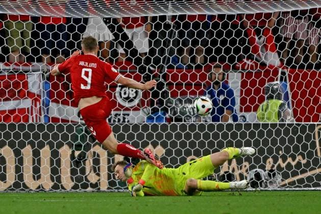 29 06 2024, xpsx, European Football Championship 2024 1 8 Final, Germany Denmark emspor, v l Manuel Neuer German National Football Team DFB Rasmus Winther Hojlund Denmark Denmark Daenemark duel, action, action, battle for the ball DFL DFB REGULATIONS PROHIBIT ANY USE OF PHOTOGRAPHS as IMAGE SEQUENCES and or QUASI VIDEO Dortmund